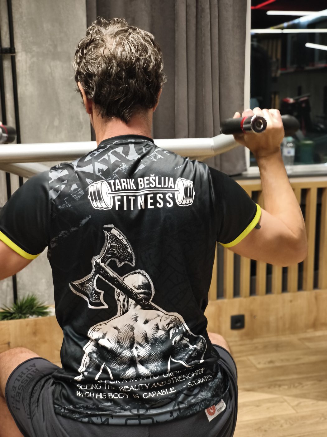 Tarik Bešlija Fitness — trening u brendiranoj majici